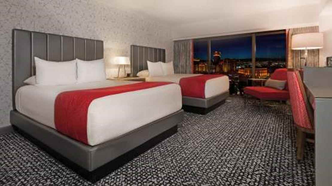 Flamingo Room 2 Queens and 2 Bunks 